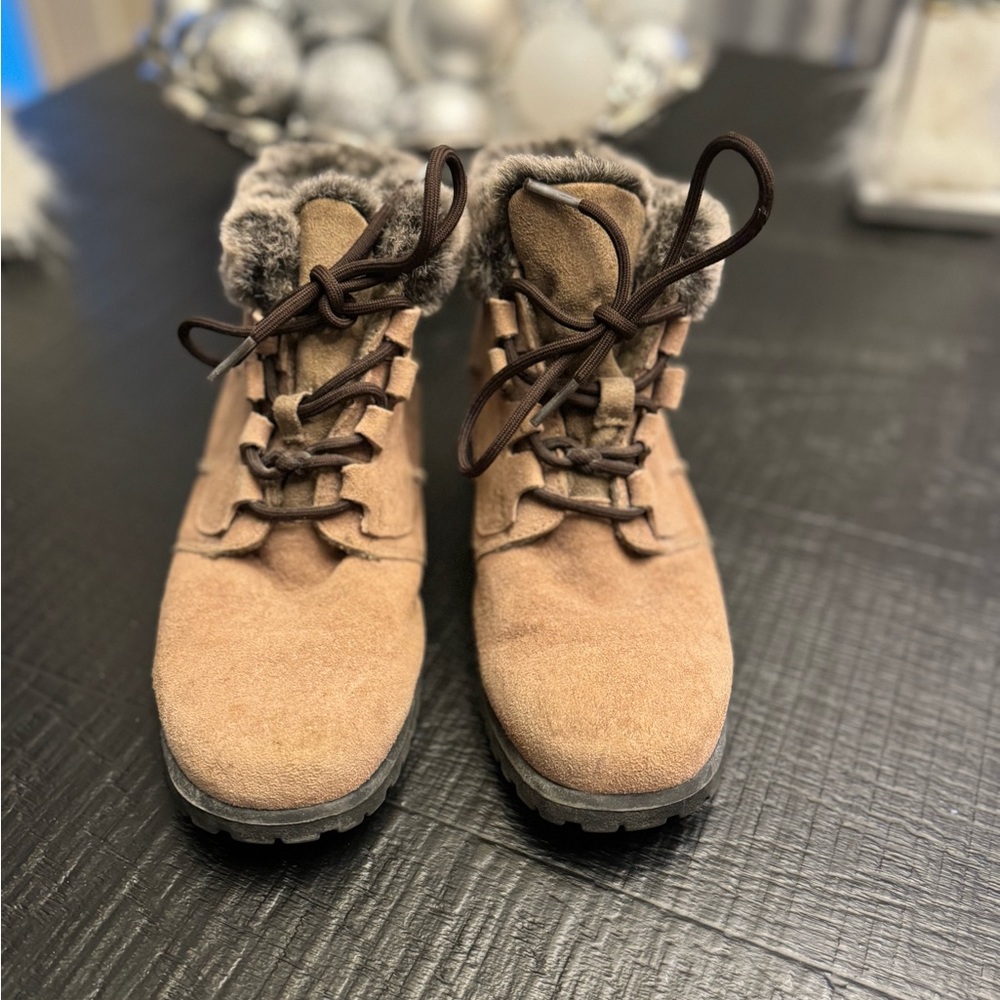 COMFY WARM COBBIE CUDDLERS TAN LACE UP BOOTS SIZE 8.5